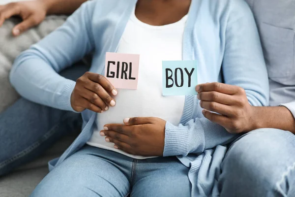 Беременная семья с цветными карточками для мальчика или девочки — стоковое фото