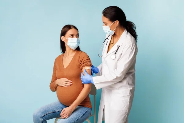 General Practitioner Vaccinating Pregnant Female Patient Against Coronavirus, Blue Background — Stok Foto