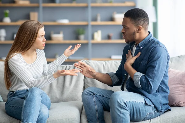 Problem med par mellan raser. Millennial svart man och vit kvinna grälar hemma — Stockfoto