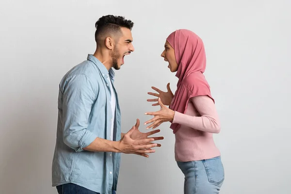Kapcsolati krízis. Dühös iszlám házastársak kiabálnak egymással dühükben. — Stock Fotó
