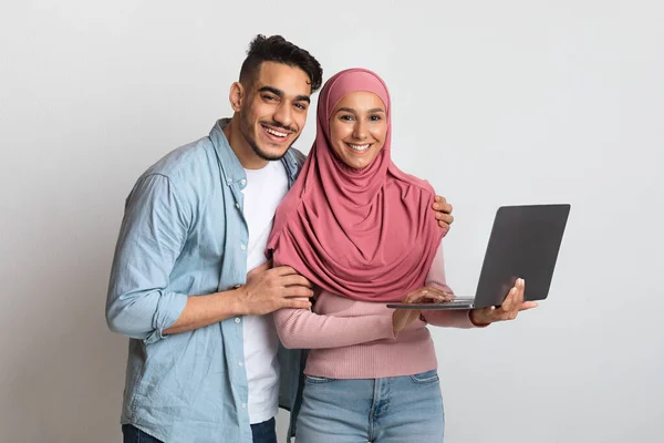행복 한 이슬람 부부의 초상화가 랩탑 컴퓨터를 손에 쥐고 있다 — 스톡 사진