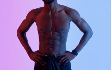 Binlerce yıldır tanınmayan, kaslı, çıplak vücutlu, elleri neon ışıklı kalçalarda poz veren siyah bir adam.