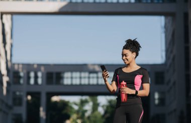 Yürüyüşten sonra dinlenme, aygıttaki aktivite ve dışarıda çalışma.