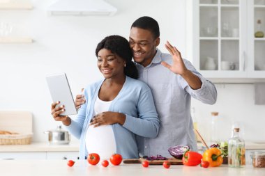 Afro-Afrikalı bir çiftin tekmeleme anında görüntülü görüşme yapması bekleniyor.