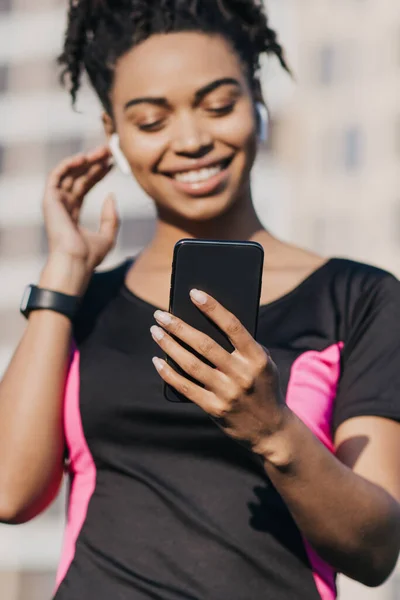 Moderne gadgets voor sport en joggen in de stad. Trainen buiten — Stockfoto