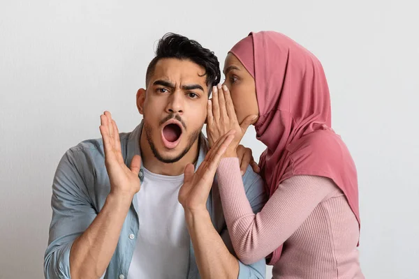 Sharing Secret. Muslim dame im hijab klatsch mit sie schockiert ehemann — Stockfoto