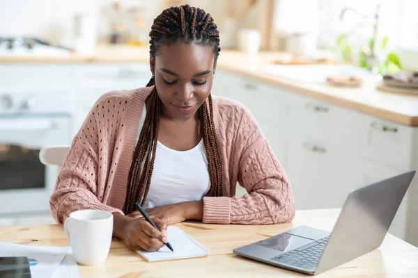 Ucz się w domu. młody czarny kobieta student za pomocą laptop w kuchnia — Zdjęcie stockowe