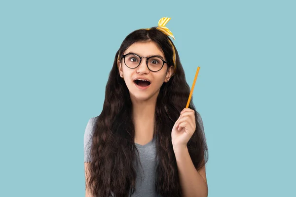 Πορτρέτο ενθουσιασμένοι ινδική έφηβος κορίτσι που έχουν μεγάλη ιδέα, εύρεση έμπνευσης ή λύση στο πρόβλημα σε μπλε φόντο — Φωτογραφία Αρχείου