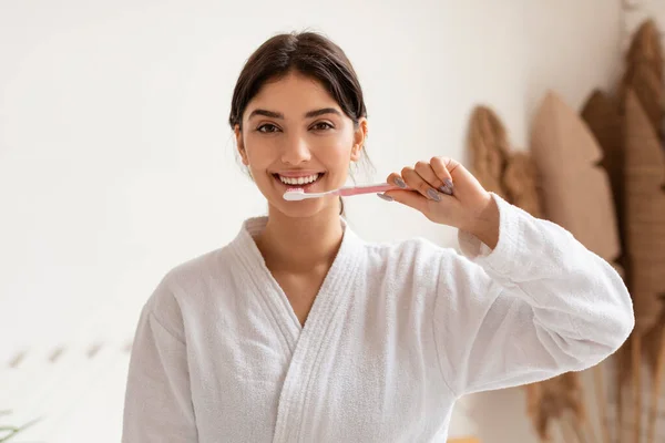 Wanita Menyikat Gigi Dengan sikat gigi Senyum Berdiri di Kamar Mandi Dalam Ruangan — Stok Foto