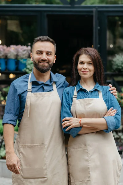 Otwarcie eko kawiarni, sklepu lub studio roślin rano. Przedsiębiorstwa typu start-up i małe przedsiębiorstwa rodzinne — Zdjęcie stockowe