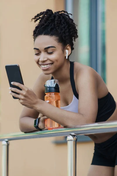 Allenamento all'aperto, dispositivi per il monitoraggio dell'attività fisica, chat sui social network — Foto Stock