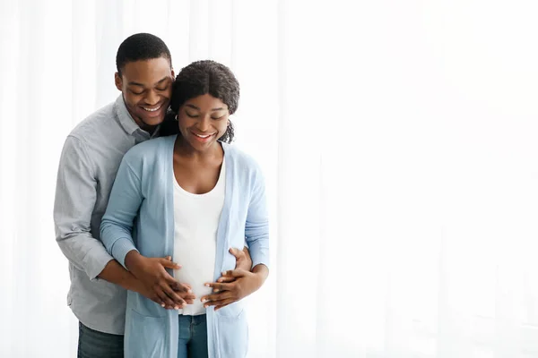 Neşeli Afrikalı Amerikalı hamile çift kucaklaşıyor, fotokopi çekiyorlar. — Stok fotoğraf