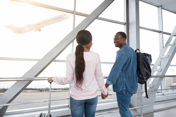 Viaje de vacaciones. Retrato de feliz pareja afroamericana de pie en la terminal del aeropuerto — Foto de Stock