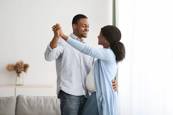 낭만적 인 흑인 임신 한 부부 가집에서 춤을 추고 있다 — 스톡 사진