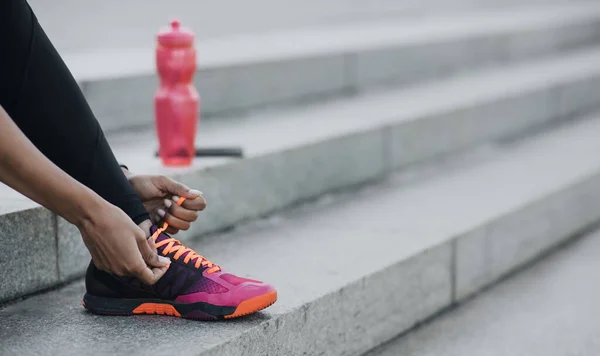 Comece a treinar e correr na cidade de manhã, bem-estar e vitalidade — Fotografia de Stock