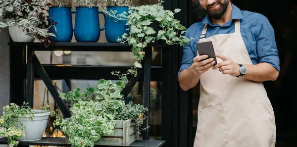 Dispositivos modernos para servicio al cliente en estudio de flores al aire libre, publicidad, oferta y redes sociales — Foto de Stock