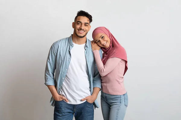 Porträtt av ung tillgiven arabisk familj, Millennial Man och kvinna i Hijab — Stockfoto