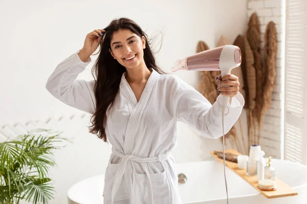 Brunette Lady Drogen haar met Haardroger Staande In Badkamer Binnenshuis — Stockfoto