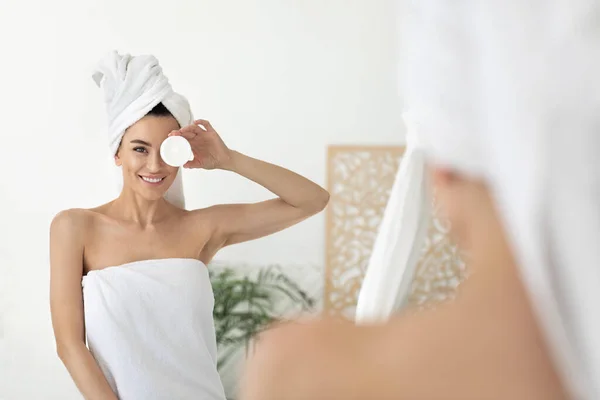 Skönhetsprodukter, recensioner, annonser och bloggare tips för hudvård i hemmet — Stockfoto