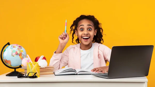 Excited black girl has great idea and points up — Stock Photo, Image