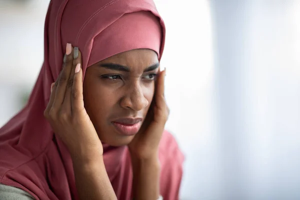 Hodepine-konsept. Nærbilde av en svart muslim i Hijab som lider av migrene – stockfoto