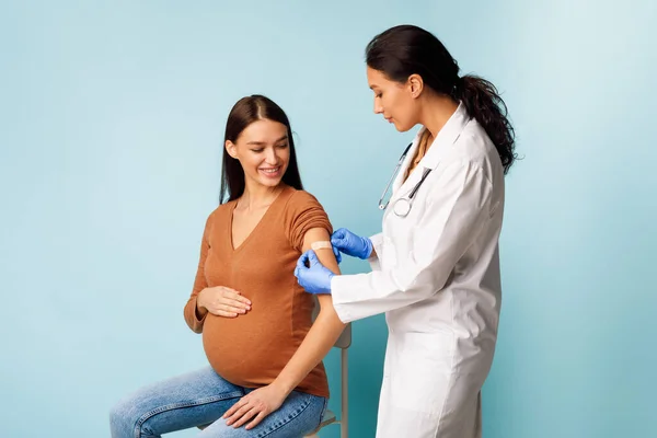 Wanita hamil Mendapatkan Vaksinasi terhadap Kovid-19 Atas Latar Belakang Biru — Stok Foto