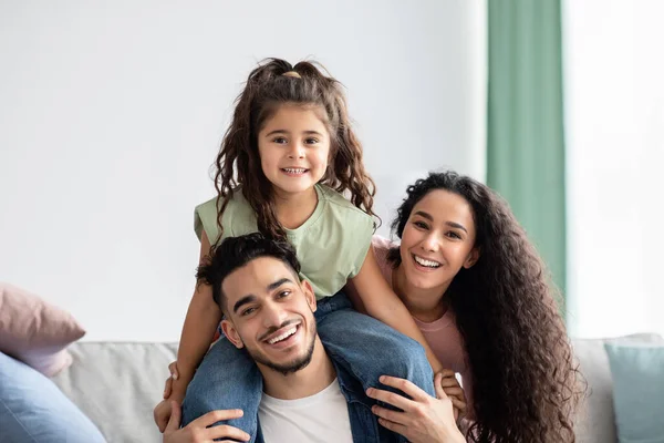 Gros plan portrait de heureux parents du Moyen-Orient et leur mignonne petite fille — Photo