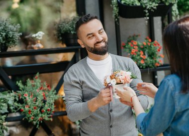 Bitki satmak, çiçekçide buketler yaratmak ve bahar ve yaz aylarında küçük işletmeler kurmak.