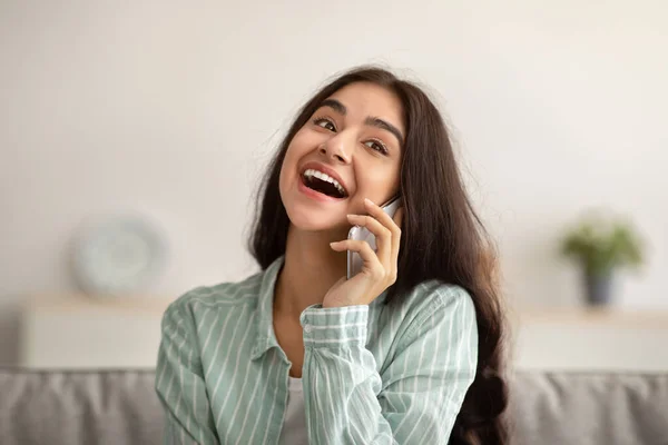 Retrato de una mujer india feliz hablando por teléfono móvil, conversando con su amiga en casa — Foto de Stock