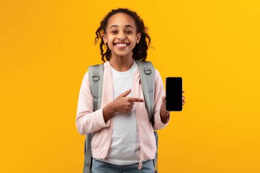 Siyah kız boş akıllı telefon ekranı gösteriyor ve işaret ediyor