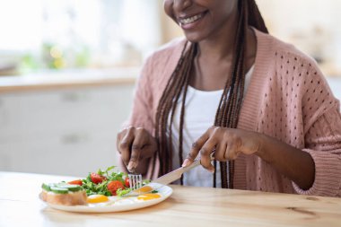Sabah Yemeği. Mutfakta Kahvaltı Yapan Genç Siyah Kadın 'ın Kırpılmış Görüntüsü