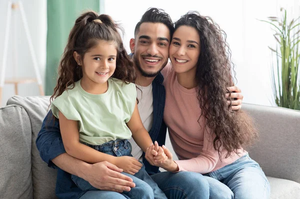 Porträtt av lycklig ung Mellanöstern familj av tre med liten dotter — Stockfoto