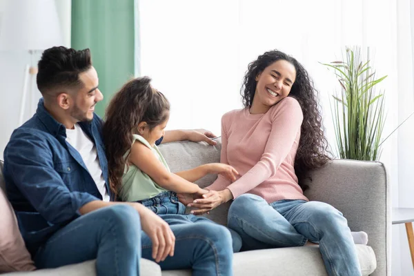 Glädjande ung Mellanösternfamilj med tre som har roligt hemma — Stockfoto