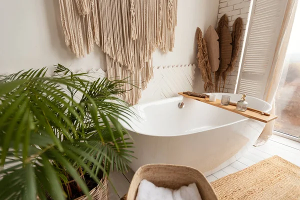 Hangulatos fürdőszoba belső nagy káddal, növényi és rusztikus dekoráció — Stock Fotó