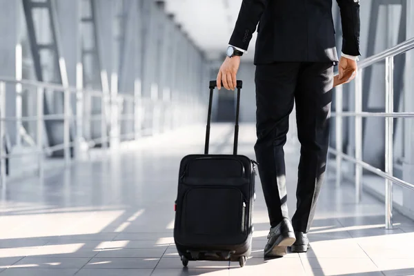 空港でのスーツウォーキング、パスポートの保持で認識できない起業家 — ストック写真