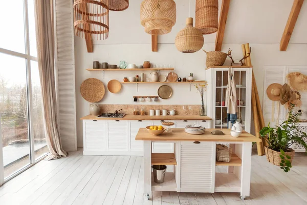 Interior de cozinha rústica moderna com grande janela, elementos de decoração de madeira — Fotografia de Stock