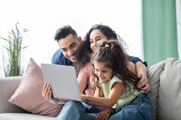 Feliz familia de Oriente Medio de tres pasar tiempo con el ordenador portátil en casa — Foto de Stock