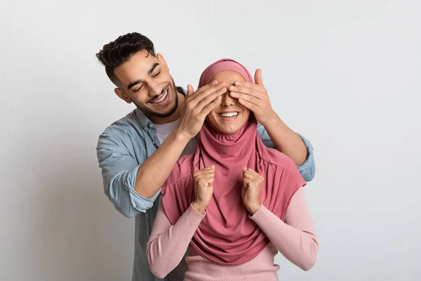Liebevoller islamischer Ehemann überrascht seine muslimische Frau im Hijab — Stockfoto