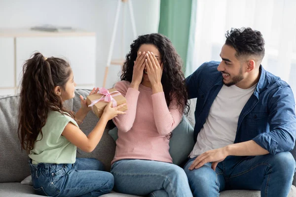 Porträtt av söt liten flicka överraska sin mamma, ge present hemma — Stockfoto