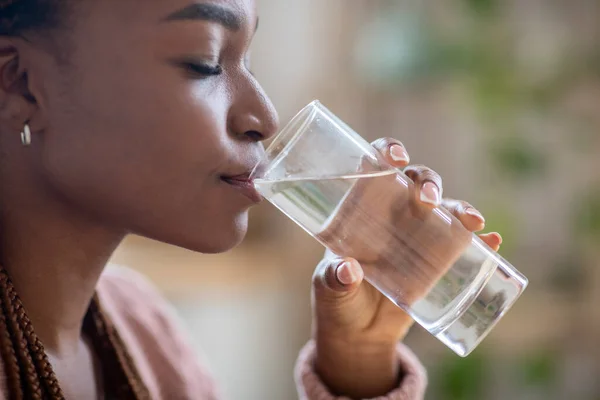 Concetto di idratazione del corpo. Primo piano di nero Millennial femminile godendo di acqua minerale — Foto Stock