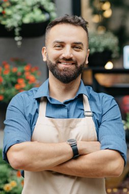 İşçi, dükkan ve çiçek stüdyosu sahibi, eco cafe 'de garson.