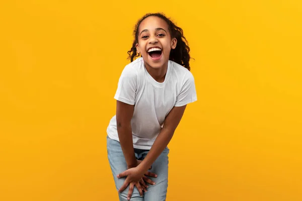 Schattig vrolijk Afrikaans Amerikaans meisje lachen op camera — Stockfoto