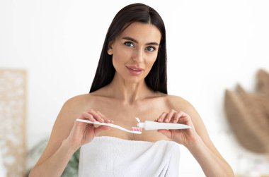 Diş çürüğüne karşı savaş. Taze nefes ve günlük diş bakımı