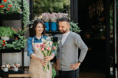 Küçük işletme ve ticaret, çiçekçi müşteriler için çiçek buketi yapıyor.