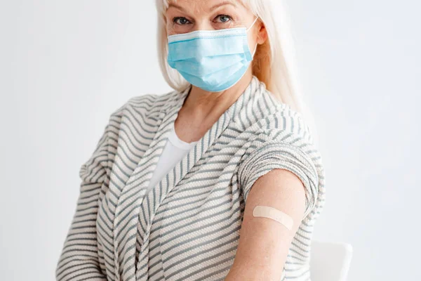 Antiviral Enjeksiyondan Sonra Aşılanmış Kolu Gösteren Olgun Kadın, Beyaz Stüdyo — Stok fotoğraf