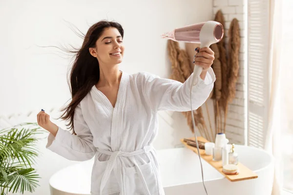 Joyful Lady uscare păr folosind uscător de păr în picioare în baie — Fotografie, imagine de stoc
