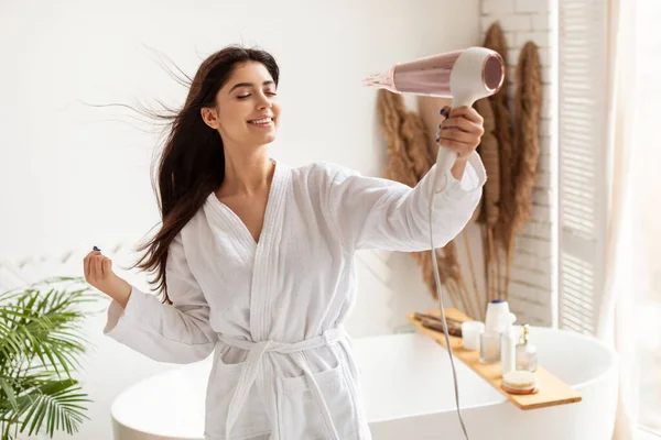 Joyful Lady Drying Hair Menggunakan Hairdryer Berdiri di Kamar Mandi — Stok Foto