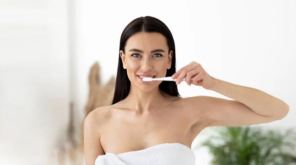 Tandheelkundige verzorging, routine procedure voor mondholte thuis — Stockfoto