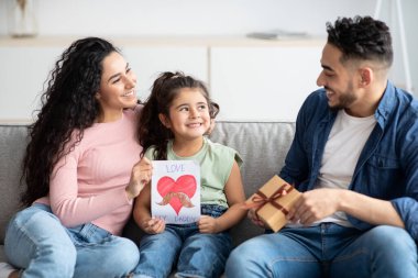 Gülümseyen genç eş ve tatlı küçük kız Mutlu adamı selamlıyor