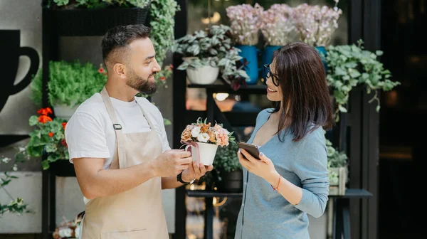 Atendimento ao cliente, ordem on-line, venda de flores e buquês para férias, pequenas empresas e comércio — Fotografia de Stock